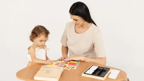 Thalita Rodrigues durante atendimento e orientação neuropsicológica infantil